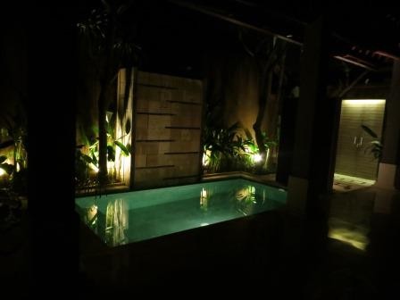 Unser Pool bei Nacht