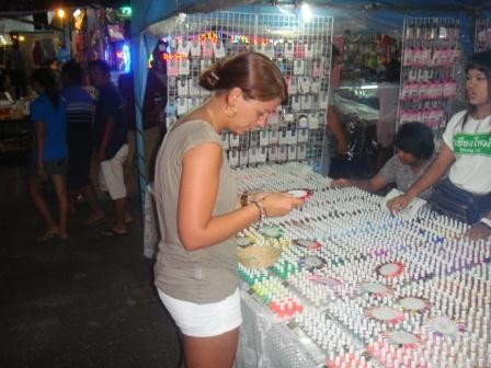Nagellackauswahl auf dem großen Nachtmarkt