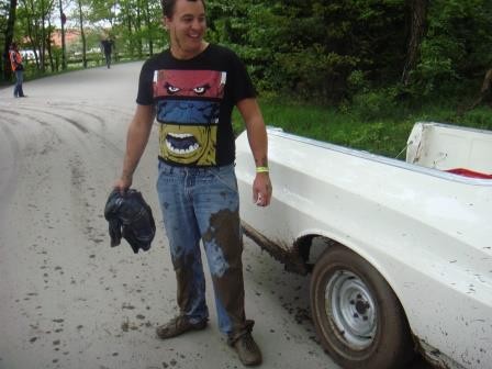 Voller Körpereinsatz bei der Auto-Rettung ;)