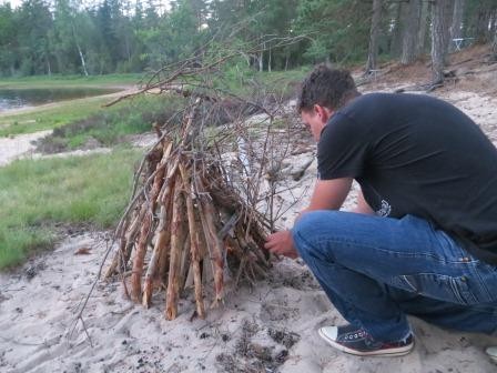 Jan beim Lagerfeuer entzünden