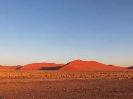 Die Dünen leuchteten glutrot in der untergehenden Sonne