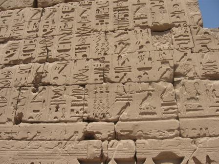 Hieroglyphen im Karnak Tempel