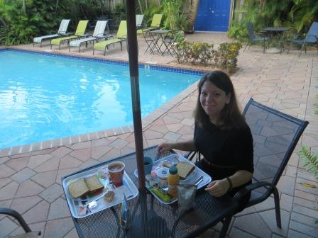 Frühstück am Pool
