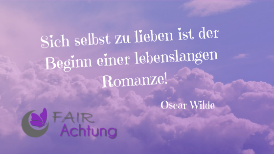 Vor lilafarbenen Wolken steht "Sich selbst zu lieben ist der Beginn einer lebenslangen Romanze!" von Oscar Wilde