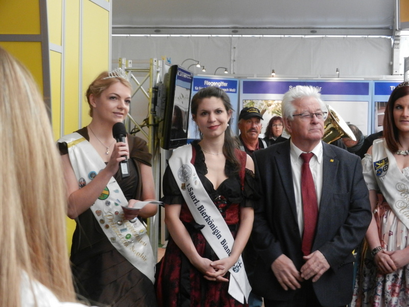 Herr Edgar Neusius,Vorstandsmitglied für Touristik im ADAC Saarland umringt von Königinnen und Prinzessinen