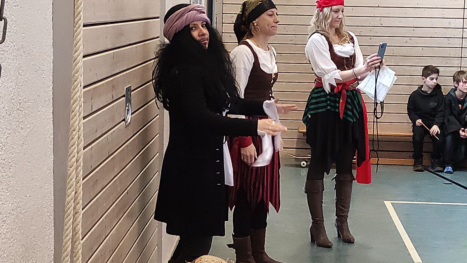 Achtung - das bunte Treiben verlagert sich in die Halle...