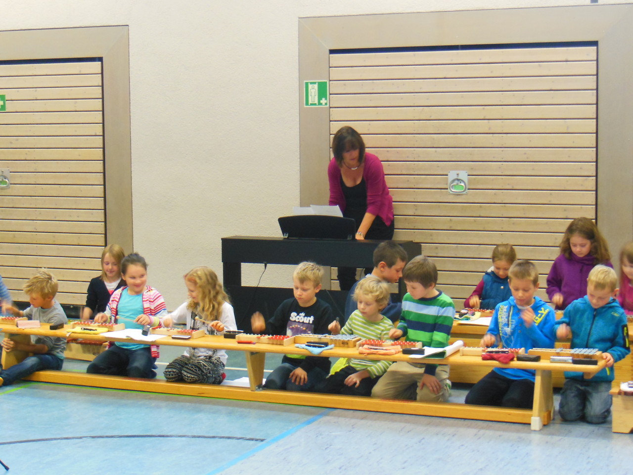 Klasse 3b kann Orff- Instrumente und schon Mundharmonika spielen.