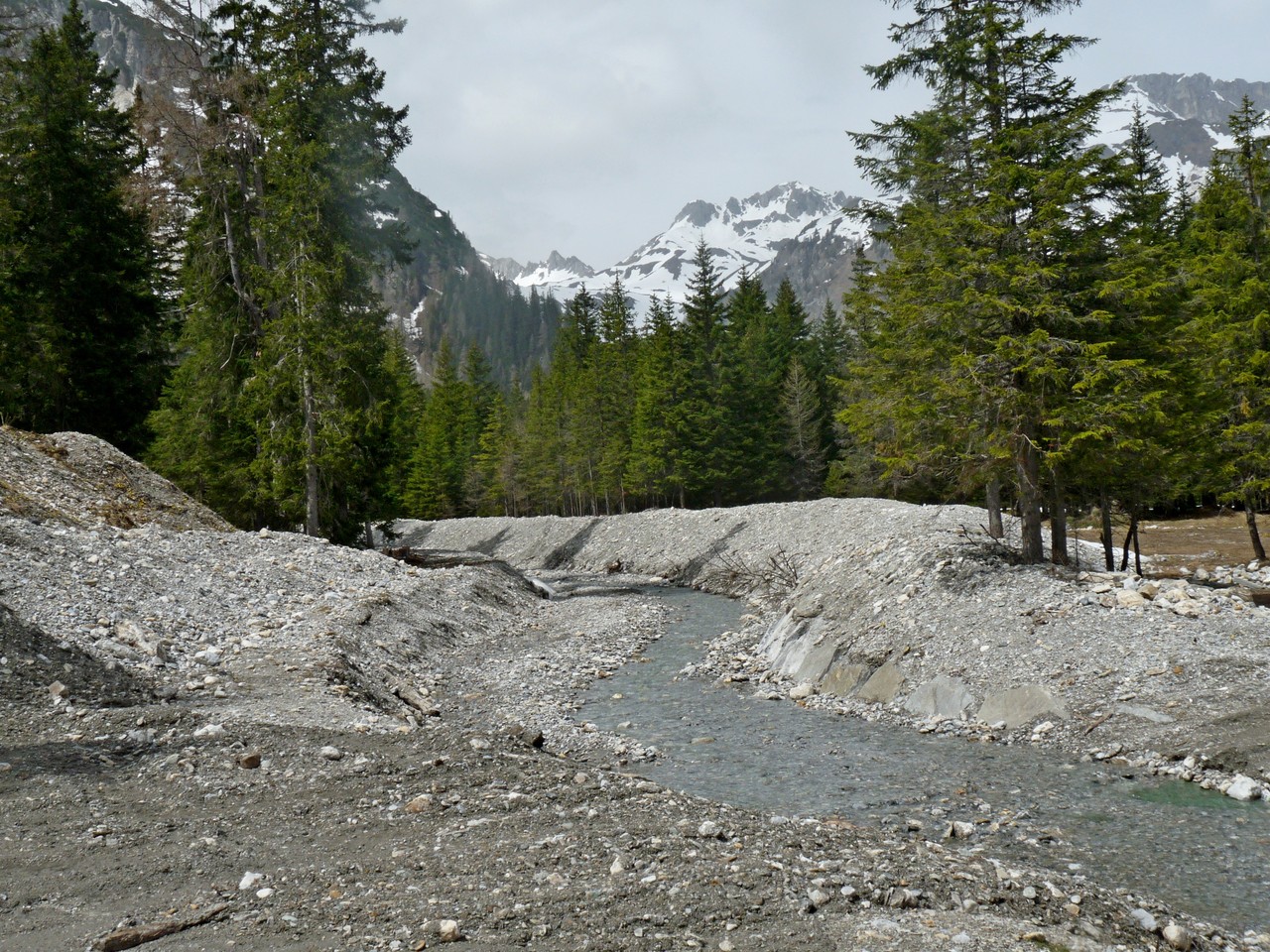Berge von Schotter werden vom Schnee und Wasser heruntergetragen