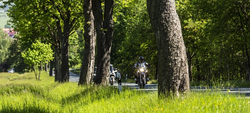 motards sur une route de campagne