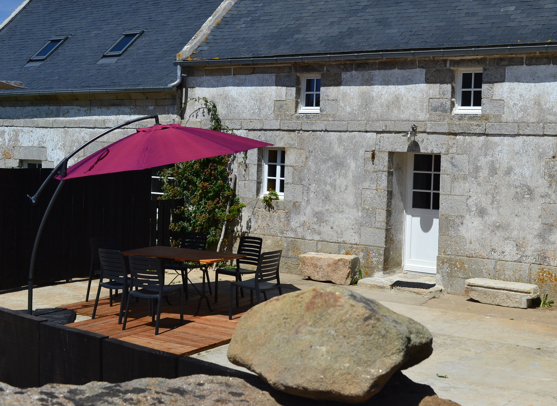 la cour et la terrasse (avant les derniers coups de pinceau)
