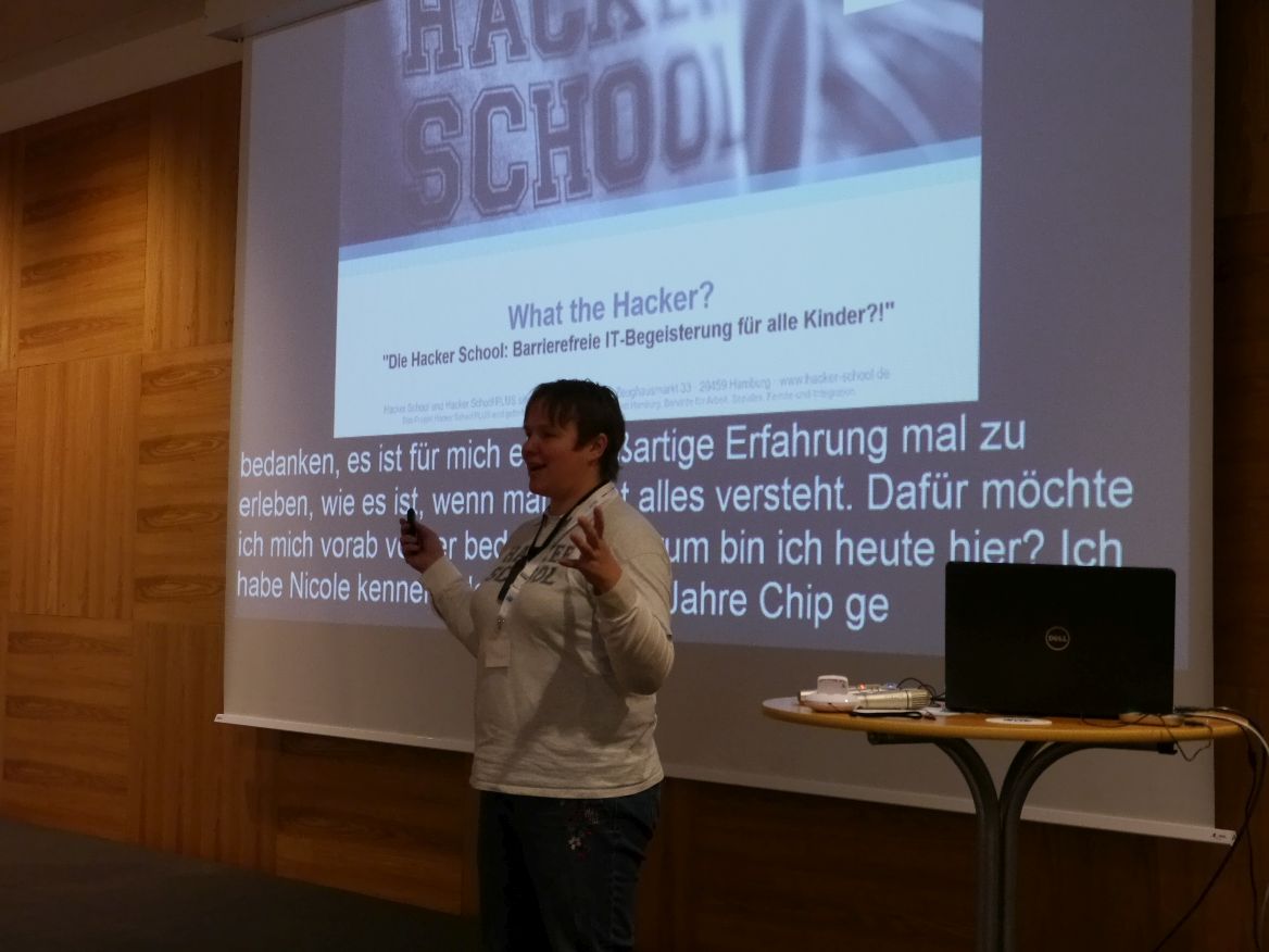 DeafIT Rechts im Bild: Harald Uebele (TechData) mit dem Vortrag zu IBM Bluemix