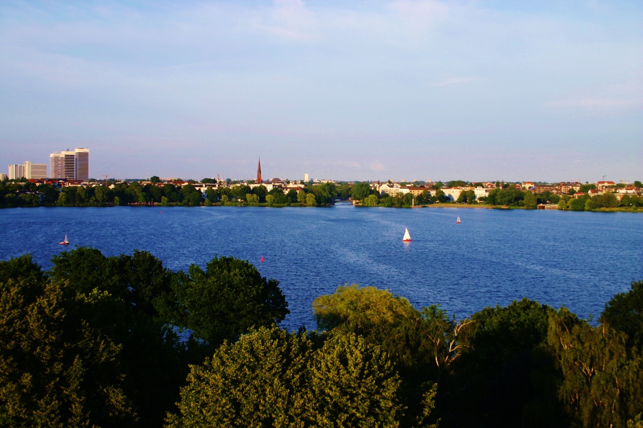 Blick auf die schöne Hamburger Außenalster