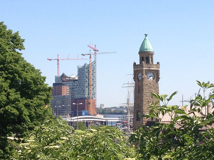 Blick auf die Landungsbrücken und die neue Elbphilharmonie