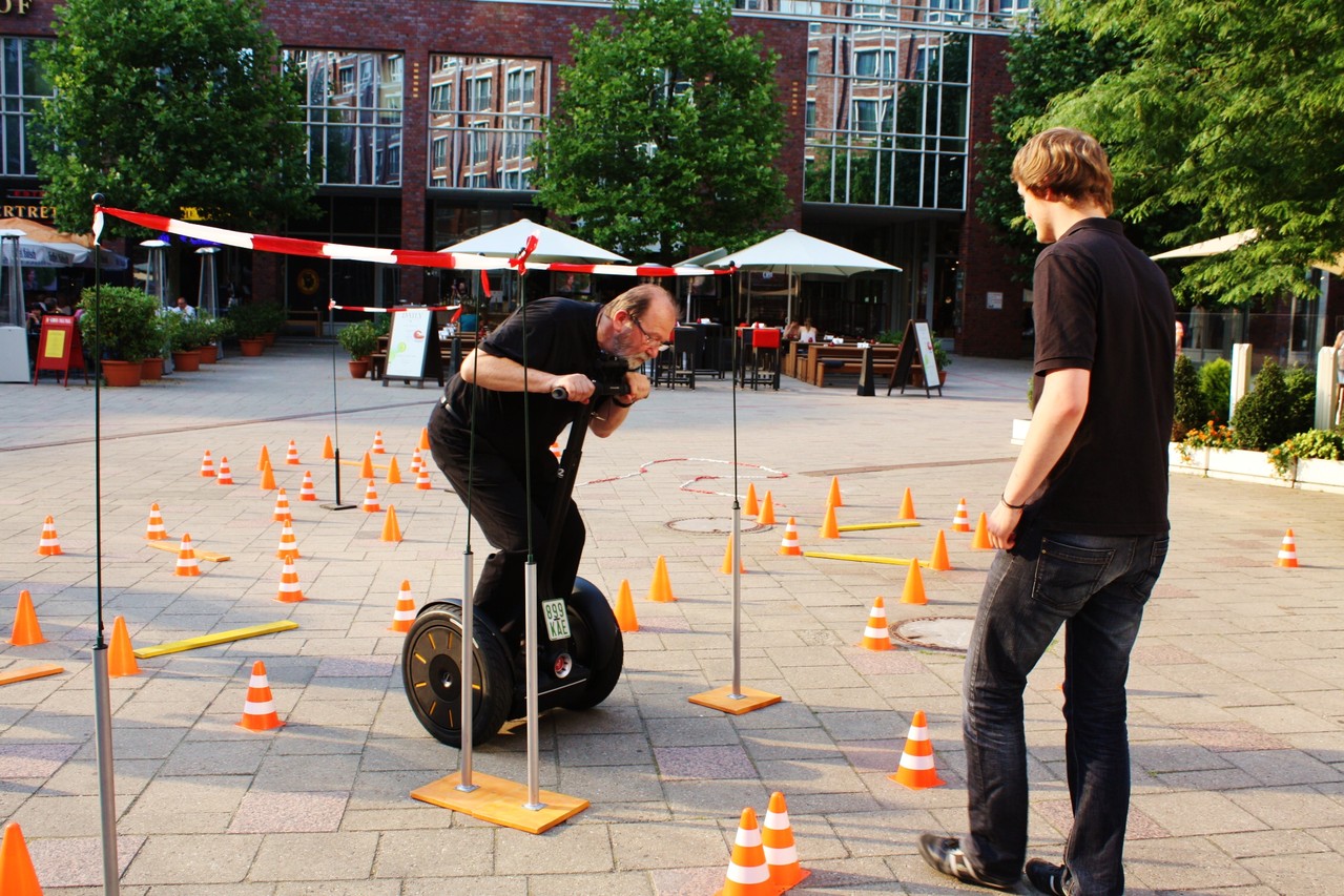 Teambuilding bei einem Segway- Parcour mitten in Hamburgs City 