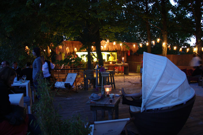 Abendstimmung im wunderschönen Beachclub am Elbstrand