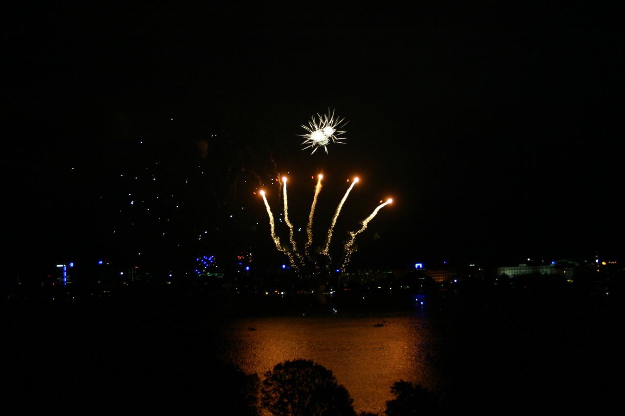 Feuerwerk über Hamburgs Hafen