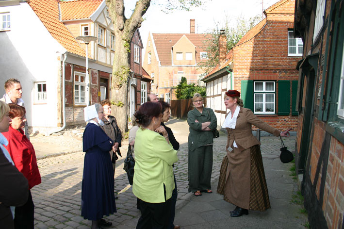 Unterwegs mit einer Stadtführerin im Buddenbrook- Kostüm