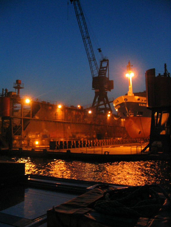 Entdecken Sie den besonderen Zauber einer abendlichen Hafen-Rundfahrt