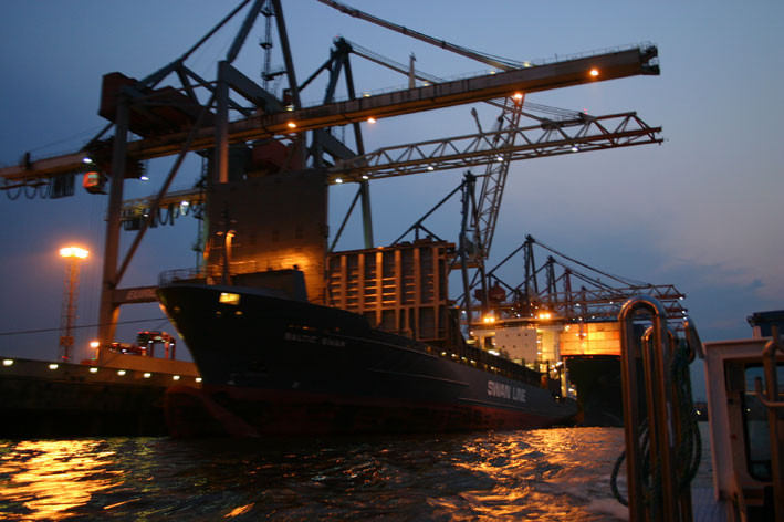 Abendstimmung in Hamburgs Containerhafen