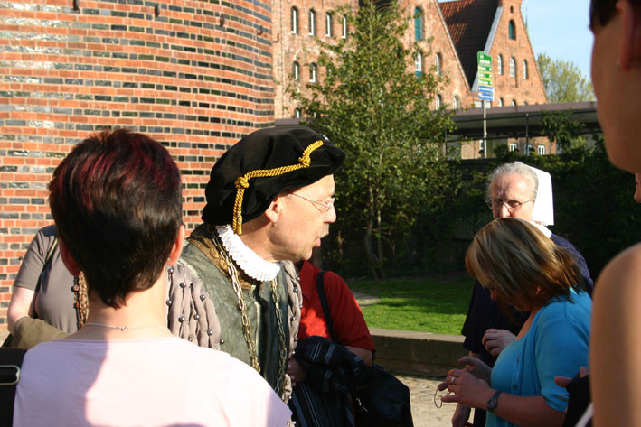 Unterwegs mit einem Stadtführer in traditionellem Kostüm