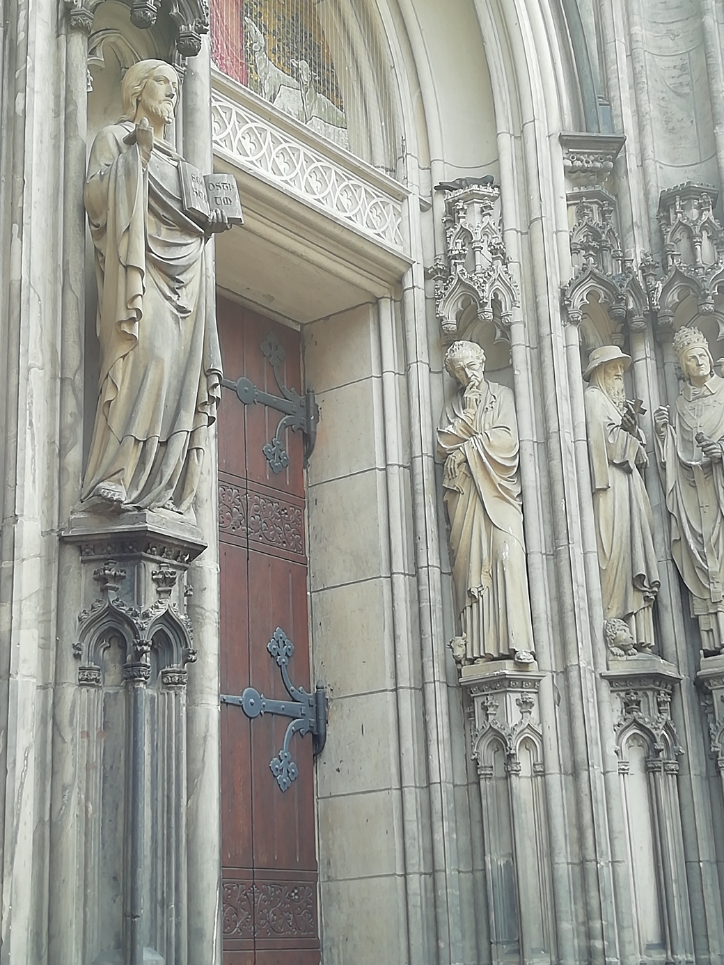for having Johann Wolfgang von Goethe next to Jesus Christ peace be upon on him, shows respect and appreciation for those who want to make the world a better place to live in. And on top of the church are three cages of the executed dead bodies of the disobedient leaders, Anabaptists Jan van Leiden, Bernd Knipperdollink and Bernd Knechting. Right there for me is a perfect example of witch path this nation tolerates and also has chosen for itself.      من جذورها ، تشكلت الثقافة في ألمانيا عن طريق التيارات الفكرية والشعبية الرئيسية في أوروبا ، الدينية منها والعلمانية.  تاريخيا : كانت ألمانيا تسمى (داس لاند دير ديختر أوند دنكر) ، "أرض الشعراء والمفكرين ". في البداية حقا لم تكن لدي أدنى فكرة عن هذا التمثال وعن سبب وجوده عند مدخل كنيسة القديس لومبيرتي ولكن عندما سألت وبحثت عنه قليلا تمكنت من معرفة أن هذا التمثال ينتمي إلى (يوهان فولفغانغ فون غوته)  من مواليد 28 أغسطس 1749 وتوفي في 22 مارس 1832 وهو كاتبً و شاعر ألماني ورجل دولة. يحضى هذا المفكر الرائع باحترام ودرجة كبيرة في المجتمع الألماني بحيث وضعوه في مدخل الكنيسة التي يتعبدون فيها والتي تعتبر بمثابة مسجد لهم ، بحيث الأناس الصالحين في المجتمع يكرمونهم في هذا المكان بشكل خالد عكس الملوك الفاسدين الأشرار حيث كل ملك فاسد يضعونه في قفص حديدي فوق الكنيسة ليكون عبرة للجميع ومن هنا يتبين لنا مدى ديمقراطية هذا البلد العظيم وأخلاق ونزاهة هذا الشعب الجميل .  إليكم بعض أعمال هذا الشاعر  
