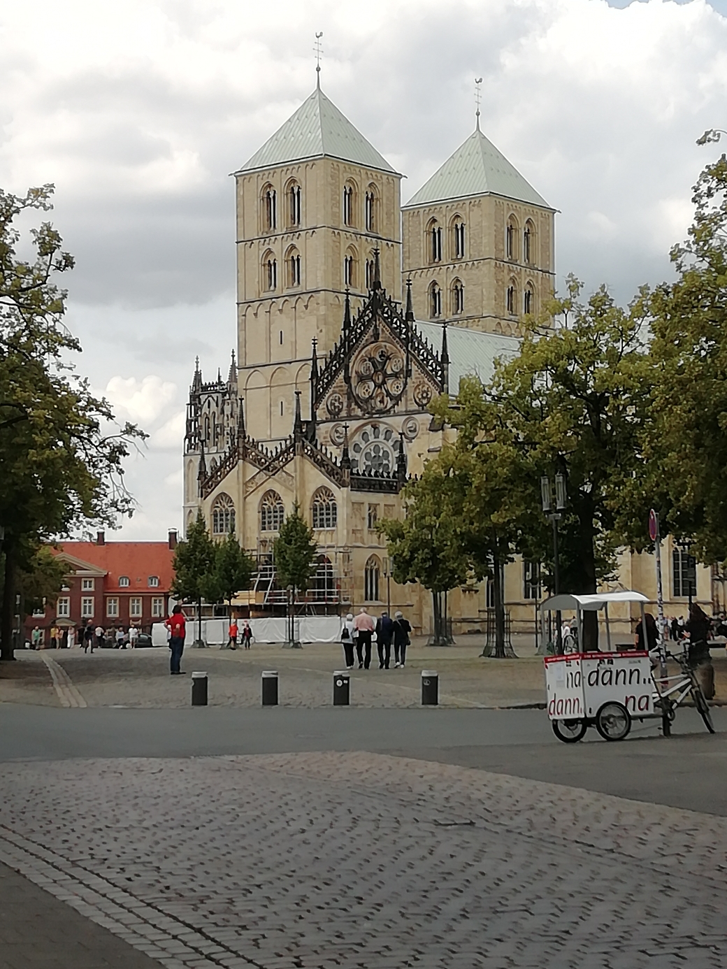 تقع St . Paul's Cathedral على قمة تل صغير يسمى  Horsteberg في قلب مدينة مونستر وتستغرق حوالي دقيقتين سيرا على الأقدام من كنيسة St. Lemberty . كانت الكاتدرائية سلفين ( الكاتدرائية الأولى تسمى ب  the Ludgerus Dom, 805-137) وتقع في الشمال من الكاتدرائية الحالية ، وبالتالي تم بناء الكاتدرائية الثانية في القرن العاشر أو الحادي العاشر وتم هدمها أثناء بناء الكاتدرائية الثالتة الحالية بين عامي 1225و1264. يعتبر كل يوم جمعة سوقا مفتوحا أمام Paul's Cathedral ، بحيث يتسوق فيه الكثير من الناس مستمتعين بشرب كؤوس مليئة بالقهوة اللذيذة ، على عكس المغرب ، كما يمكنك أيضا الاستمتاع بالتقاط الصورة الفوتوغرافية بحرية تامة عكس البلد السابق ذكره .