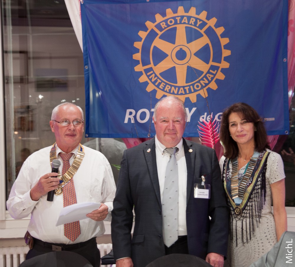 Georges  DE GERAUVILLIERS reçoit le pin's Rotary de l'année.