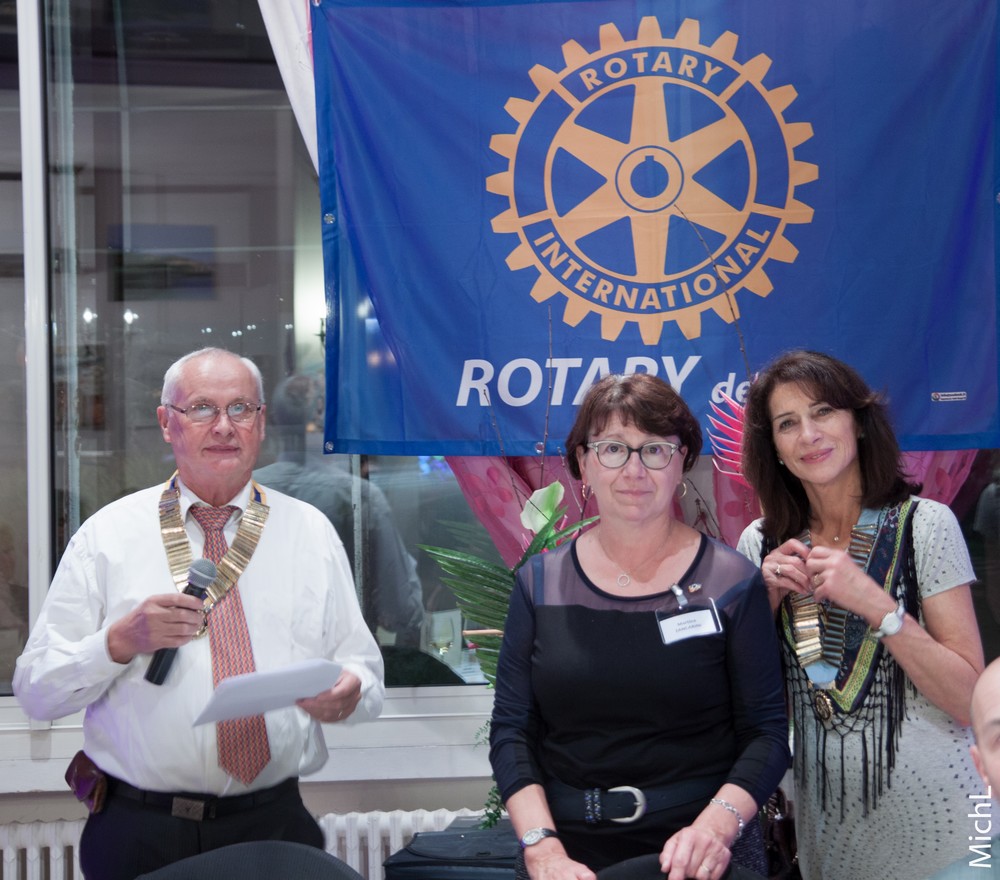 Martine ZANCARINI  reçoit le pin's Rotary de l'année.