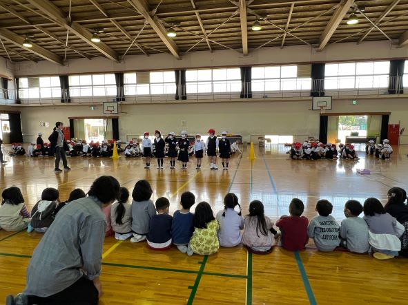 小学校秋あそび　招待　すみれぐみ