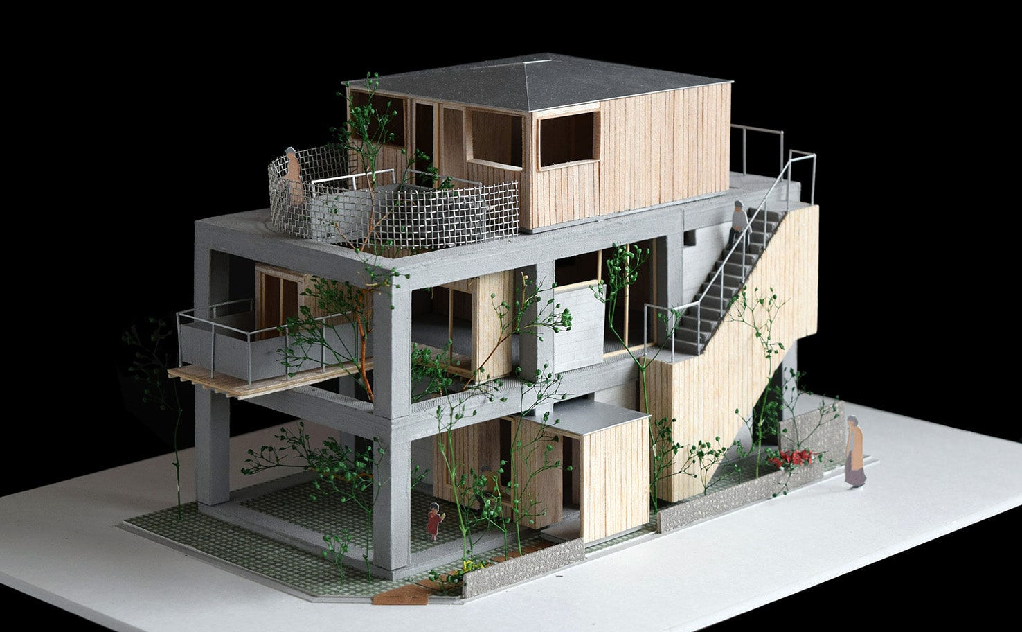 RCフレームと木の空間が重なる3階建て住宅の模型