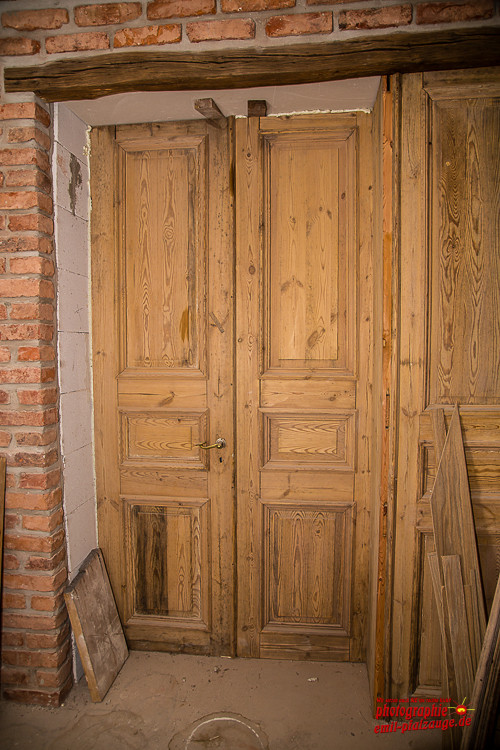 Alte Tür welche als Garderobe dient