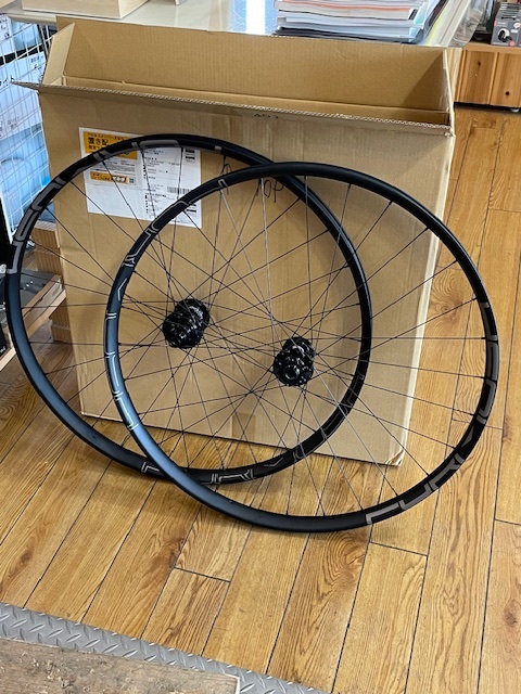 Industry Nine 旧ハイドラとFORMOSA 930ENカーボンリムを使用したMTBホイール