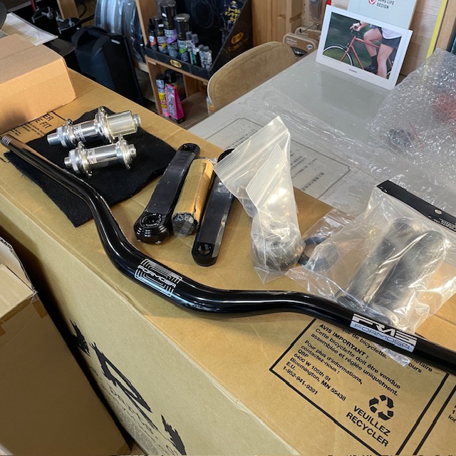 FORMOSAの新型ハンドルバーやヘッドセット等初入荷してます
