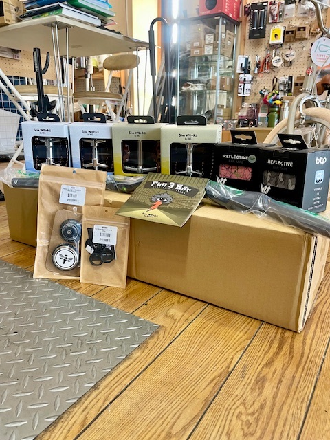 CWDからSimworksのペダルやハンドルなど入荷してます