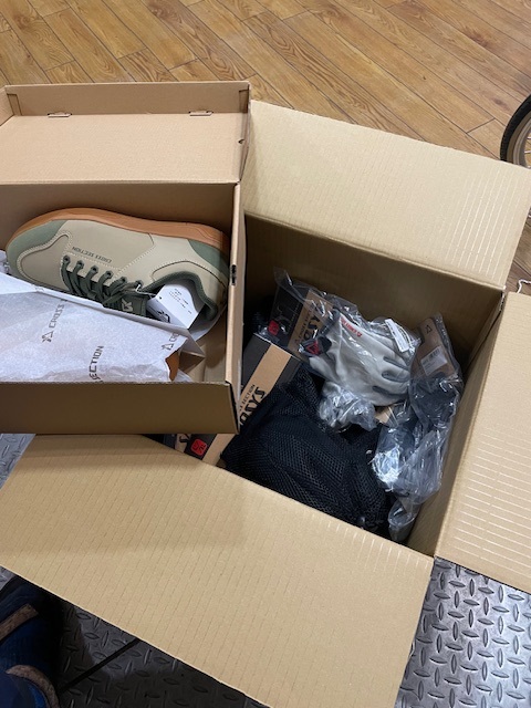クロスセクションのグローブとプロテクターが入荷しました。