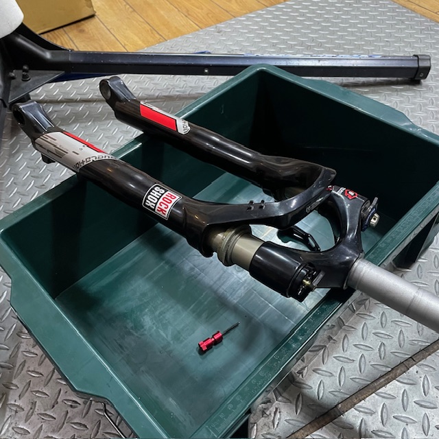 誉自転車のお仕事32　年式不明ROCHSHOXレベレーション（BLACKBOX）修理
