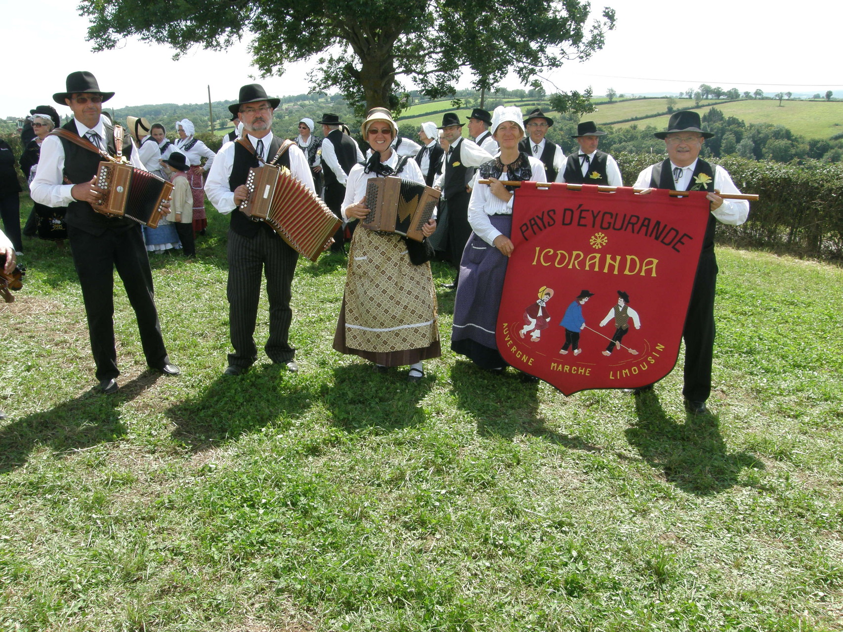 Nos amis musiciens avec leur banière "ICORANDA"