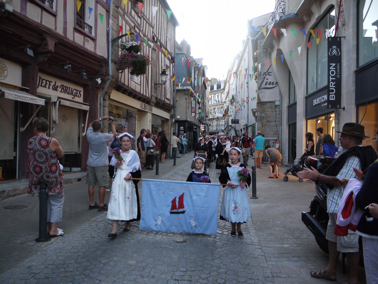 Fières sont nos petites danseuses qui arborent notre fanion