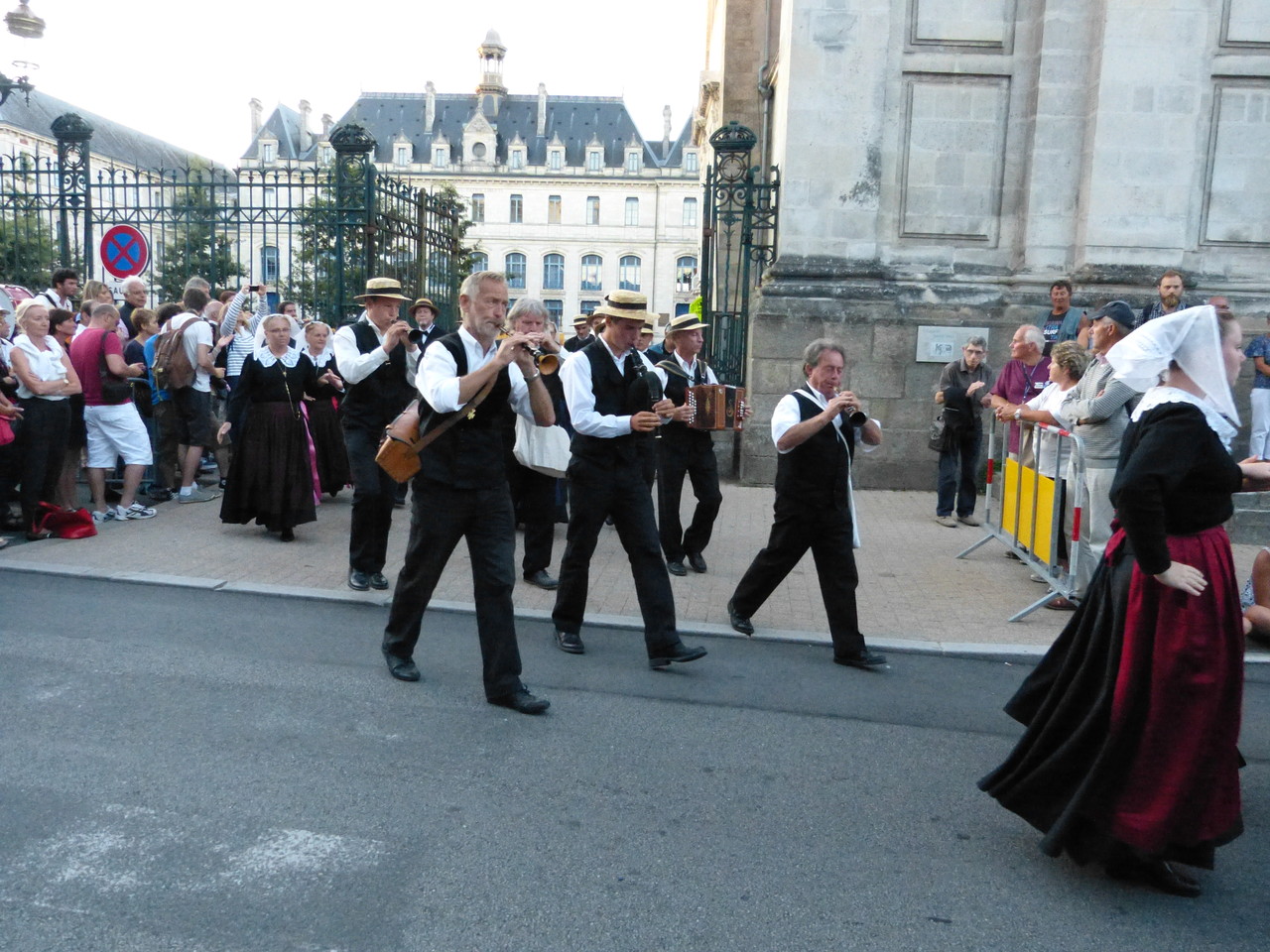 Départ nous sommes précédés d'un Bagad