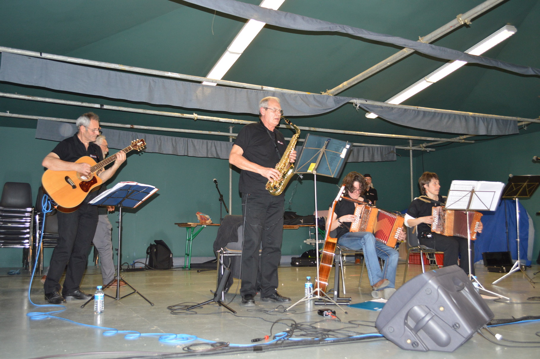 Le groupe GWEZH à la guitare Denis, aux accordéons Annie et Aurélie et au saxophone Laurent