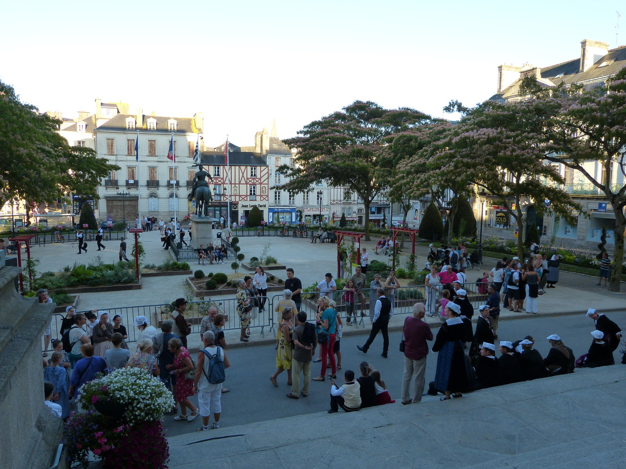 Attente du défilé devant l'Hotel de Vannes