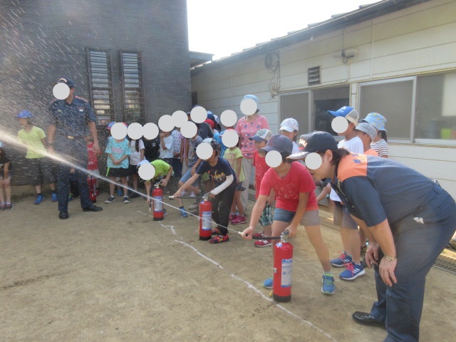 消防体験を実施しました。学童では避難訓練を定期的に実施しています。