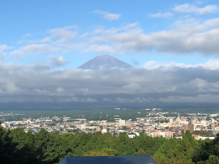 さっきまで雲に隠れていた富士山が顔を出してくれました