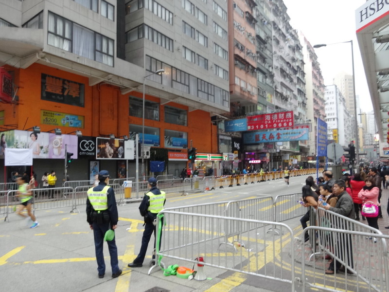 コンサート当日は香港マラソンとぶつかり、道路が遮断