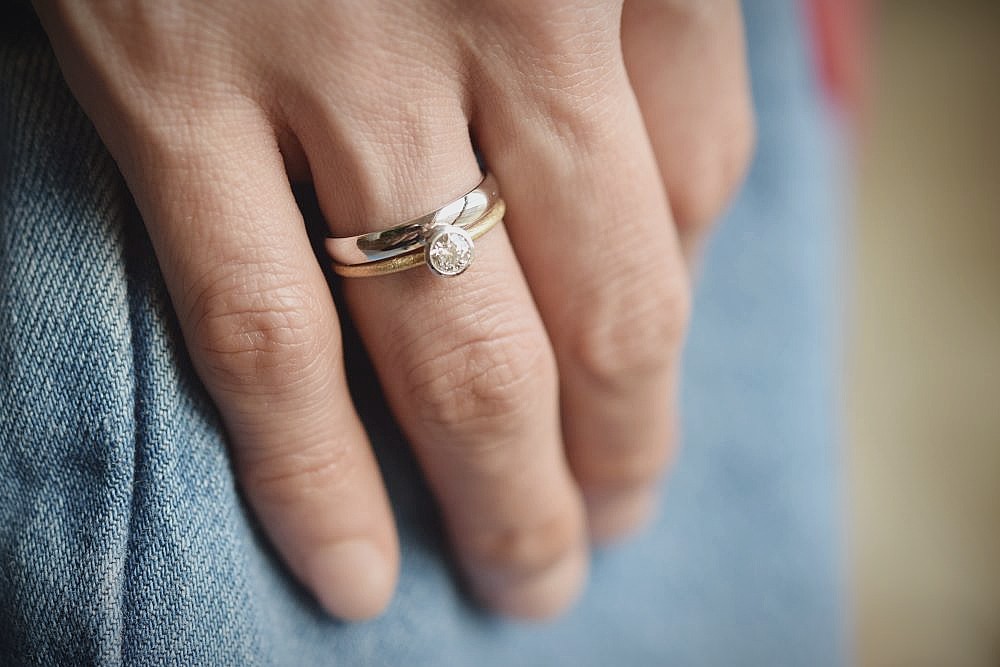 私らしい婚約指輪の重ね付け ②