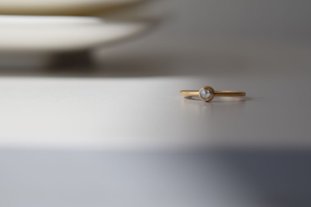 私らしいシンプルで控えめな婚約指輪