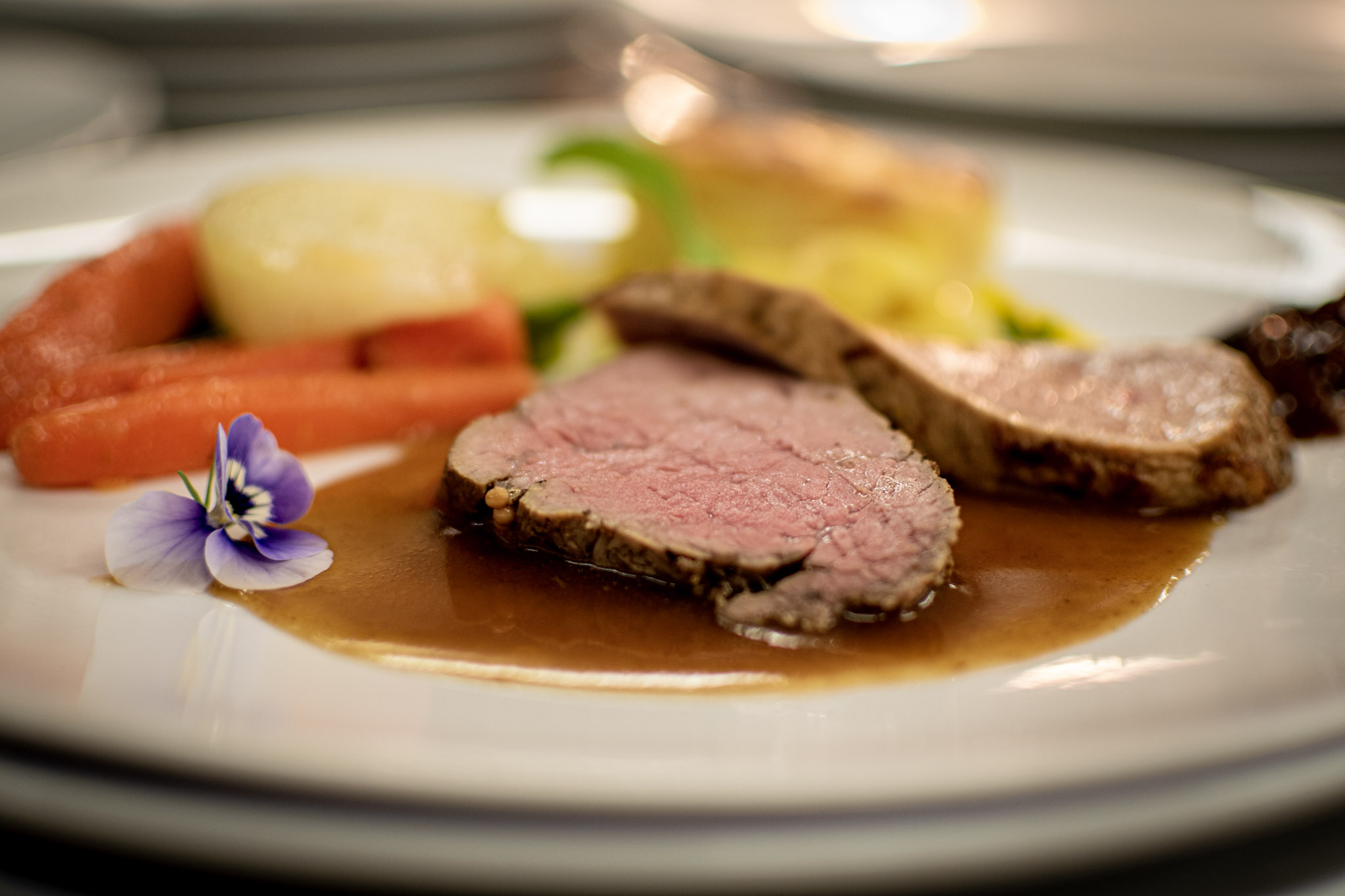 Duett vom Rinderfilet und Kalbstafelspitz mit Kartoffelgratin und Sommergemüse