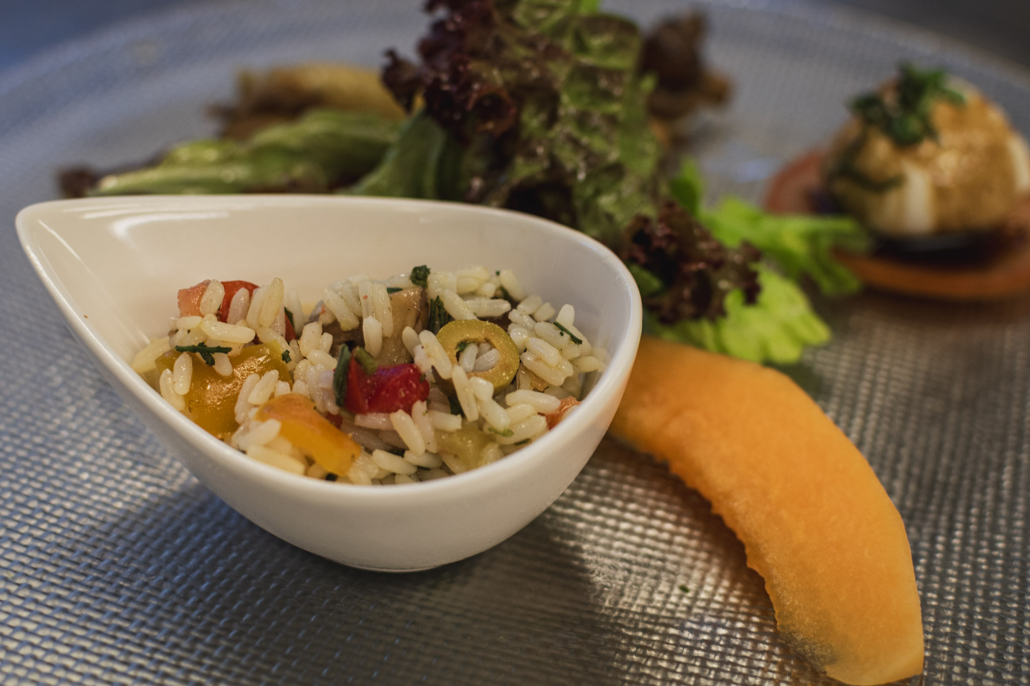 Antipasti Teller mit Reis-Gemüse-Salat