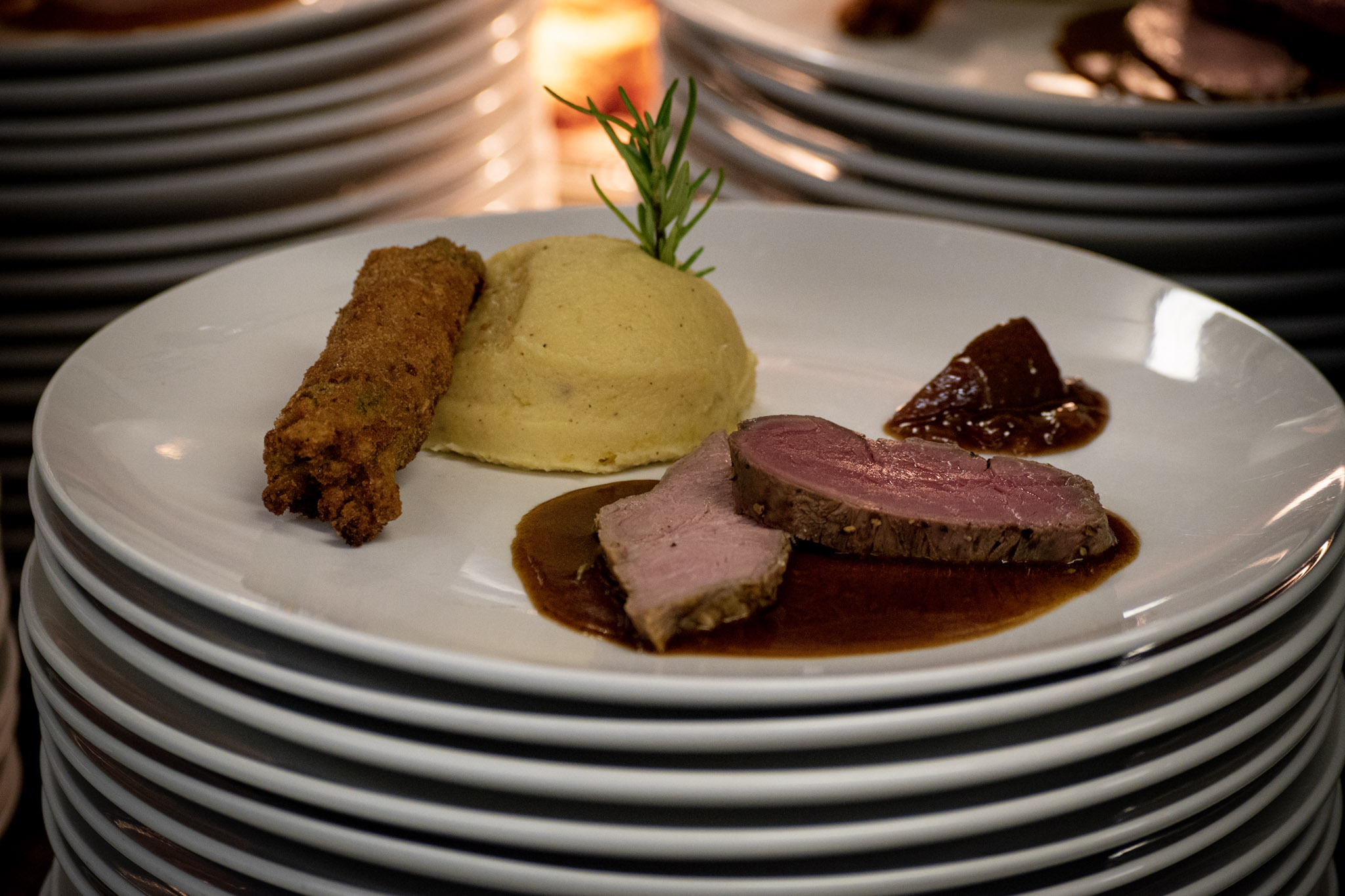 Duett vom Rinderfilet und Kalbstafelspitz mit Kartoffel-Sellerie-Schnee und gebackenem Bohnenbündchen