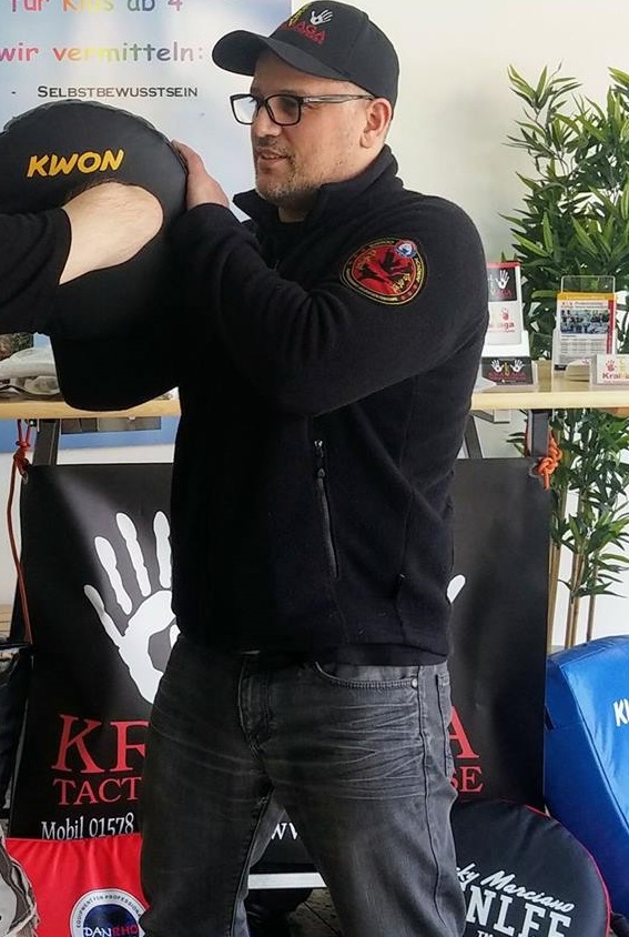 Kickboxen Boxen Selbstverteidigung Kickboxen Kampfsportclub KSC Bürrig Leverkusen Fitnessboxen Betriebssport Ramon Barjollo